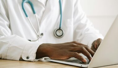 Com escassez de médicos nos EUA, programas acelerados formam clínicos em três anos; entenda