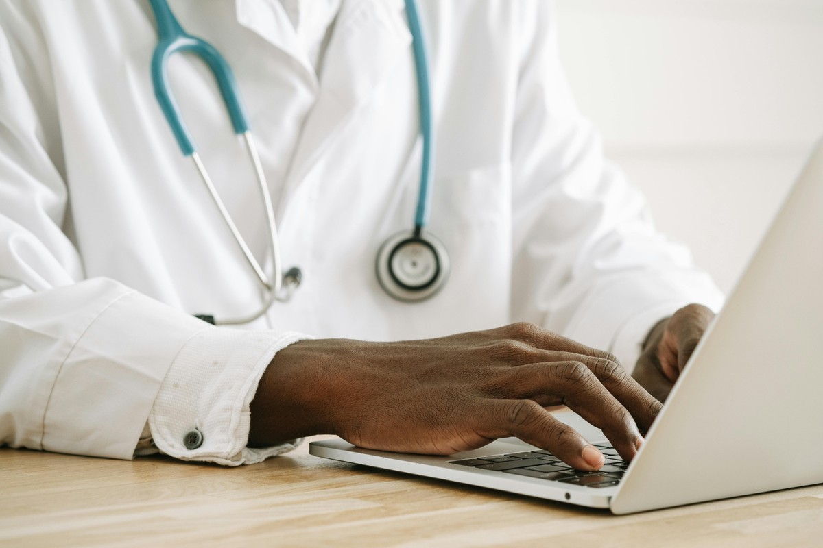Com escassez de médicos nos EUA, programas acelerados formam clínicos em três anos; entenda