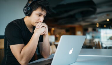 Um rapaz que pode ser um estudante a usar um computador