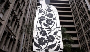 Escultura de Marielle Franco com 11 metros de altura é exposta no Rio