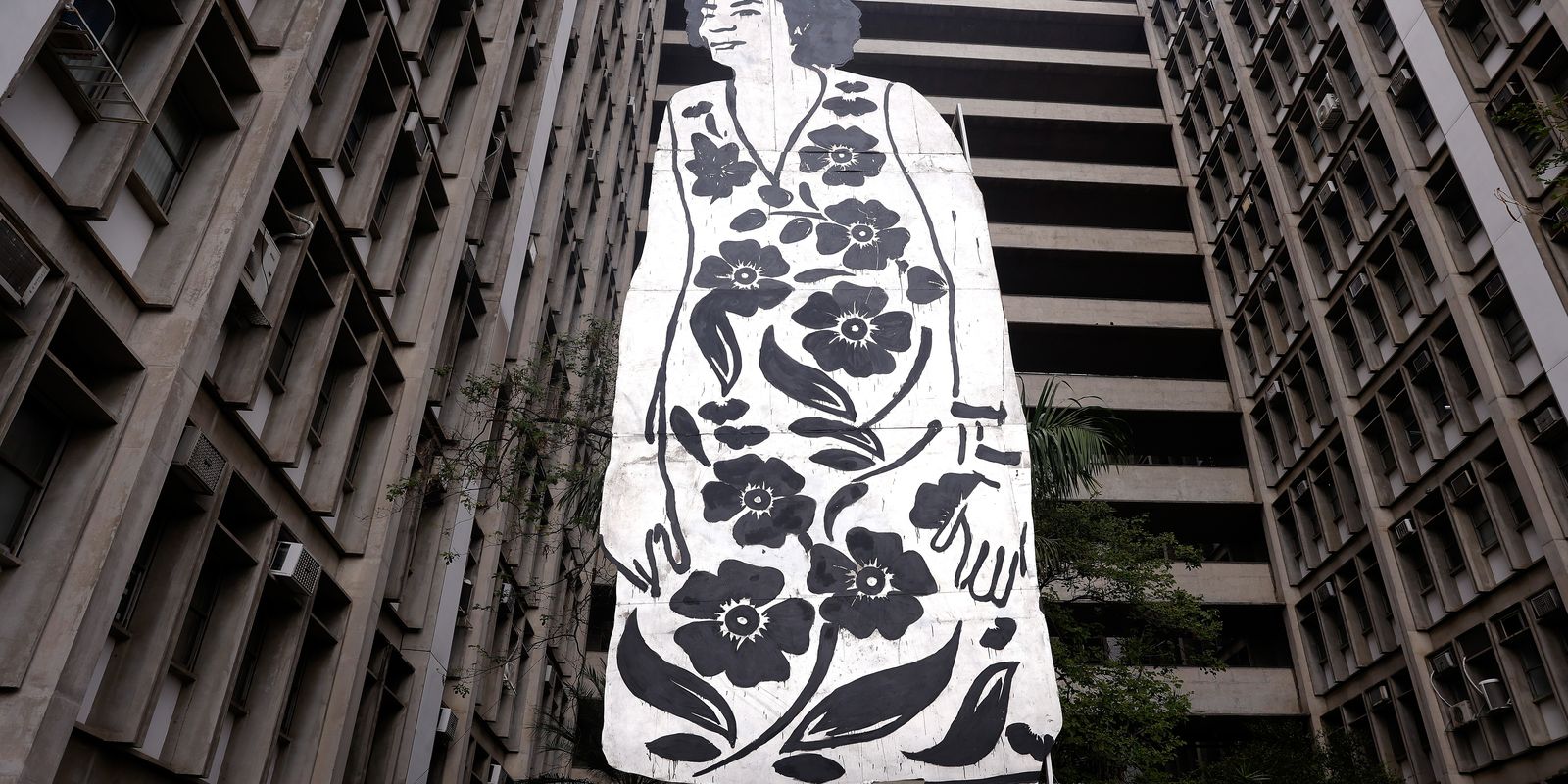  Escultura de Marielle Franco com 11 metros de altura é exposta no Rio