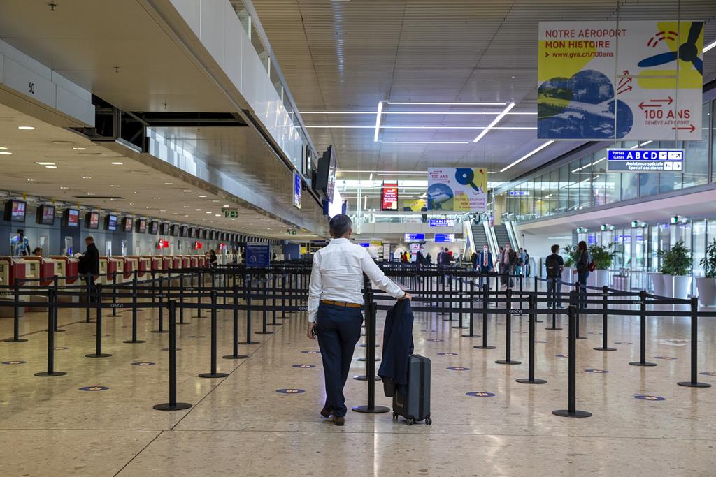 Aeroportos da UE vão abandonar limite de 100 ml de líquidos na bagagem de mão