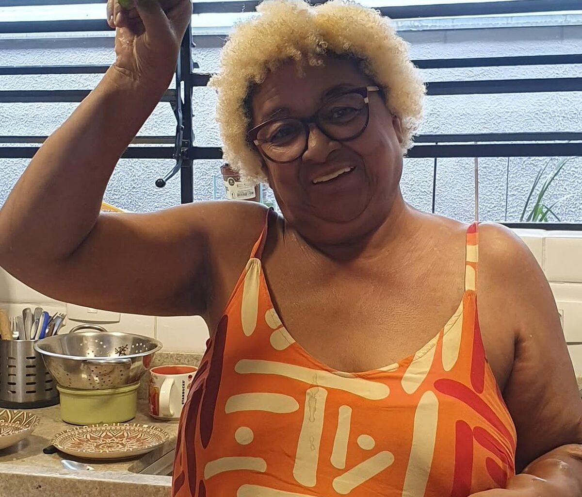 Mãe de Emicida e Fióti falou sobre luta contra doença nas articulações: 'Cheguei a andar de joelhos e cotovelo' - Extra online