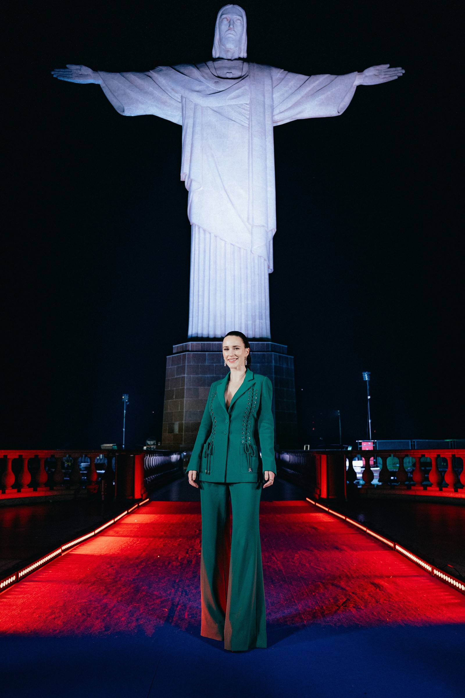 Rachel Brosnahan, de "Superman", no Cristo Redentor, no Rio — Foto: Divulgação / Gabriel Inácio