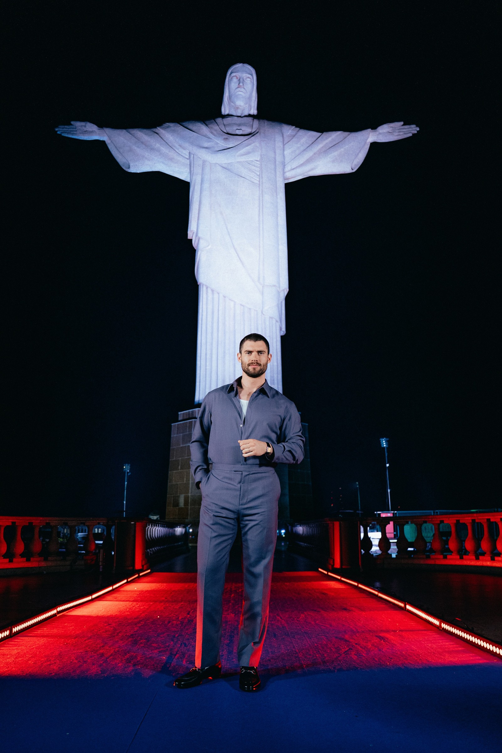 David Corenswet visita o Cristo Redendor para promover "Superman" no Rio de Janeiro — Foto: Divulgação / Gabriel Inácio — Foto: Divulgação / Gabriel Inácio