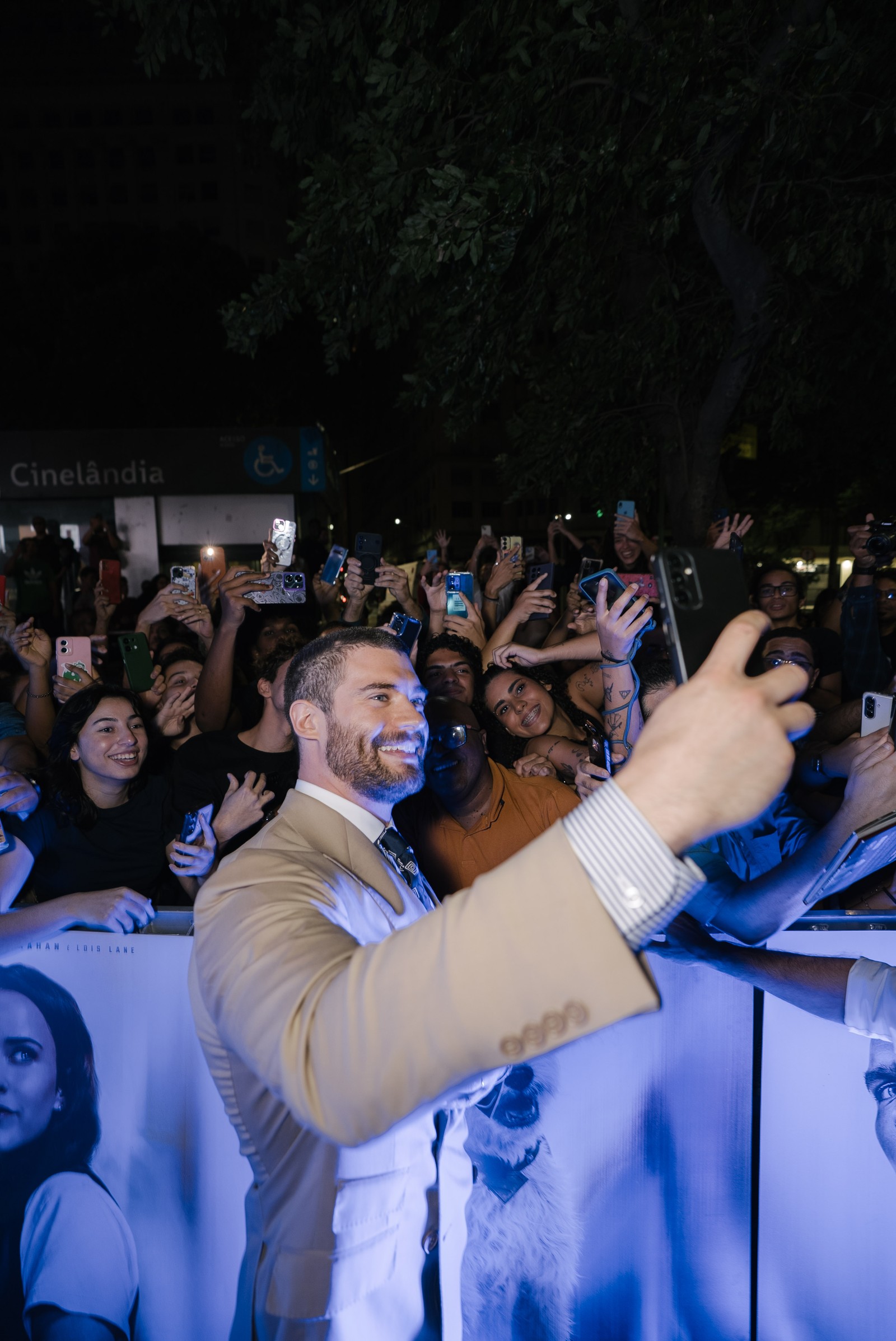 Novo Superman, David Corenswet tira fotos com fãs no Cine Odeon, na Cinelândia, no Rio — Foto: Divulgação / Warner Bros. Pictures