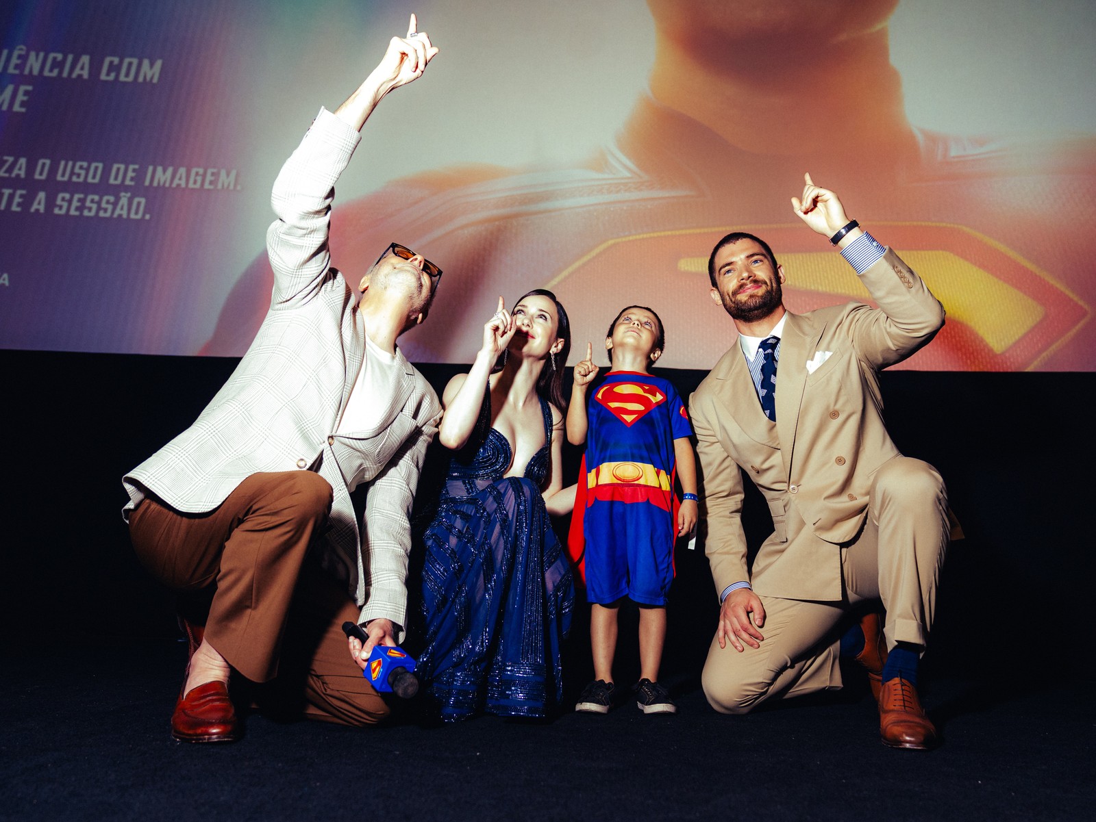 James Gunn, Rachel Brosnahan e David Corenswet recepcionam o pequeno brasileiro Kal-El em evento de "Superman", no Cine Odeon, no Rio — Foto: Divulgação / Warner Bros. Pictures