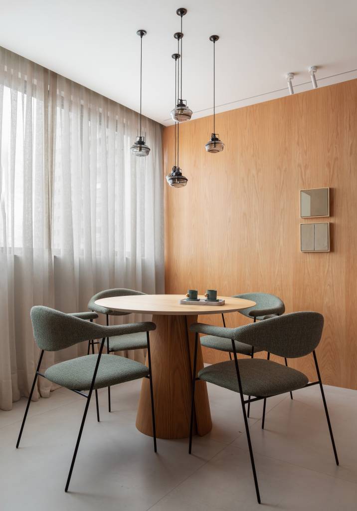 Tons neutros de beges e madeira criam atmosfera atemporal em apê de 70 m². Projeto de Hiago Santos Arquitetura.
