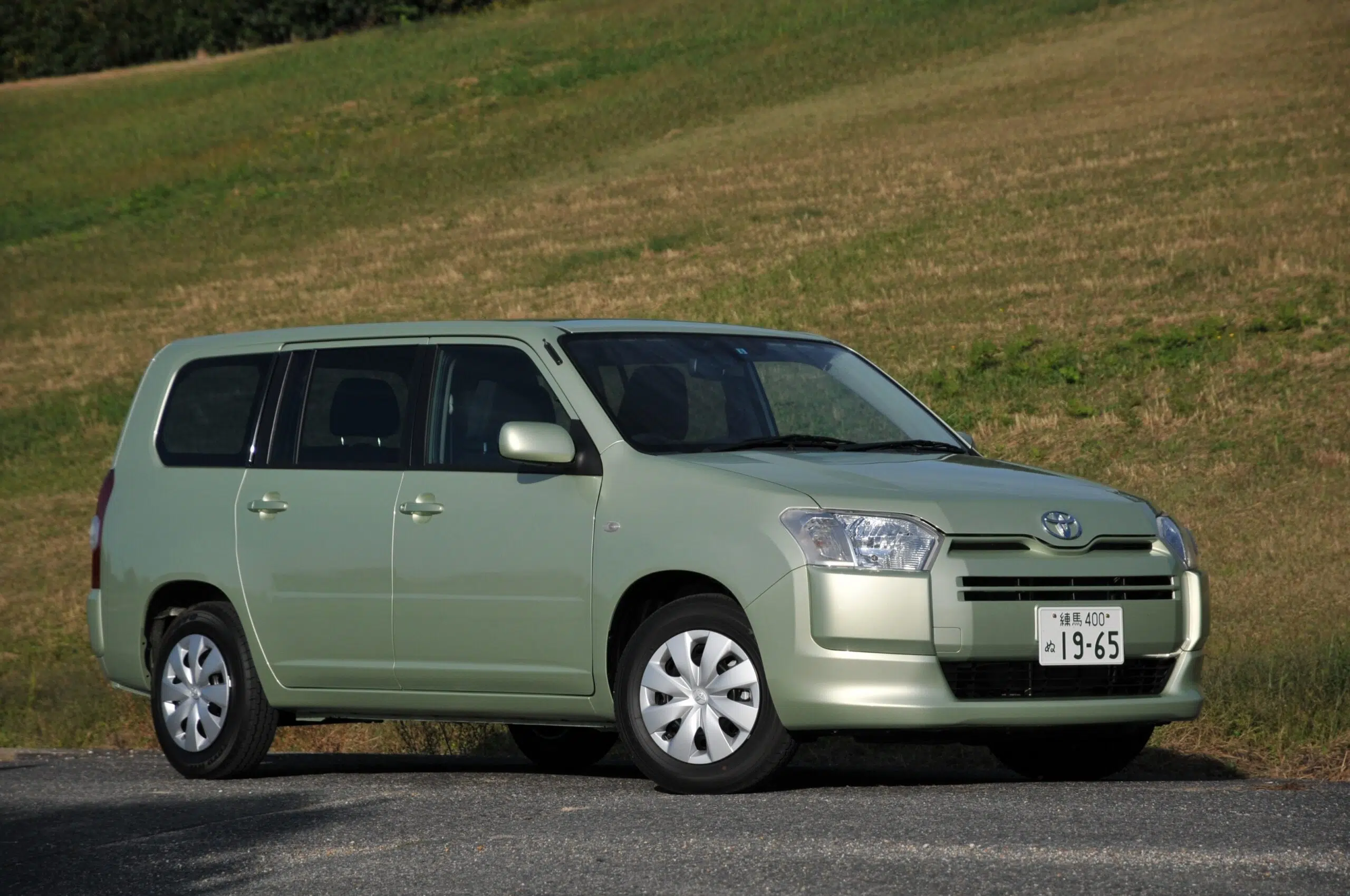 Toyota Probox Van, frente 3/4