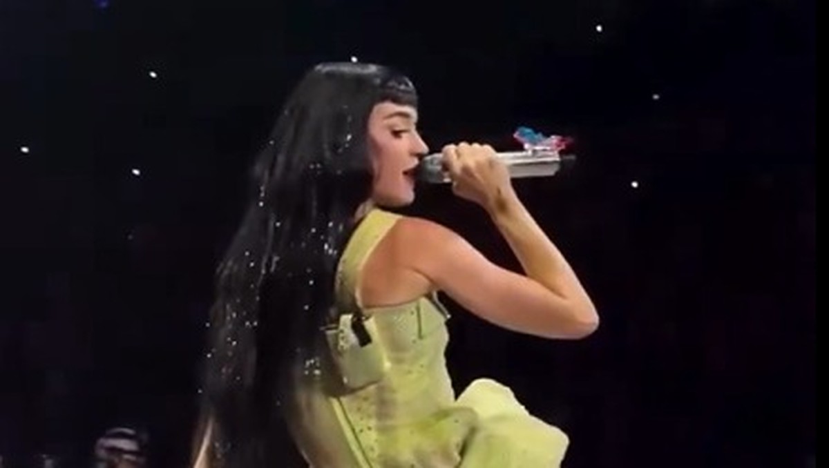 Solteira, Katy Perry dá selinho em mulher na plateia de seu show