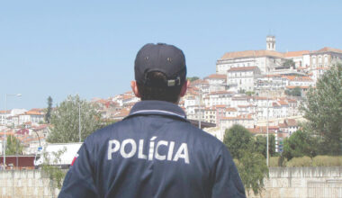 Mulher morde agente da PSP de Coimbra no braço