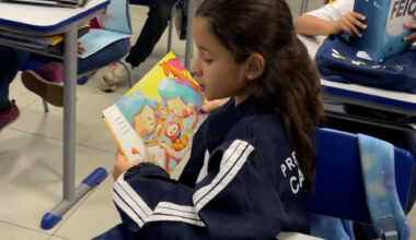 Projeto Ler e Reler entrega kits de livros nas escolas municipais