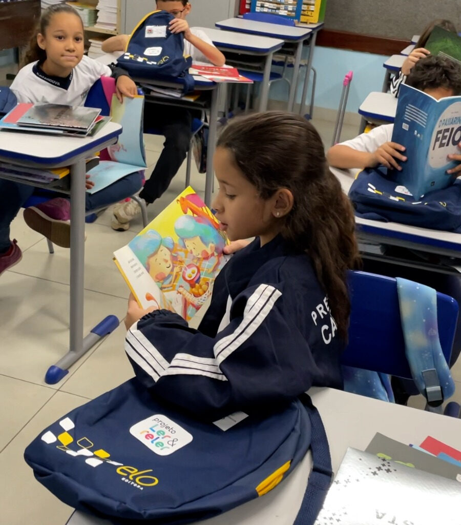 Projeto Ler e Reler entrega kits de livros nas escolas municipais