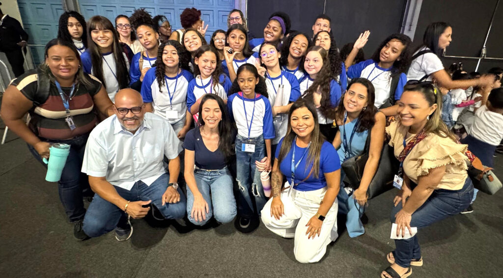 Alunos da rede municipal de Belford Roxo vencedores do Concurso de Redação marcam presença na Bienal do Livro