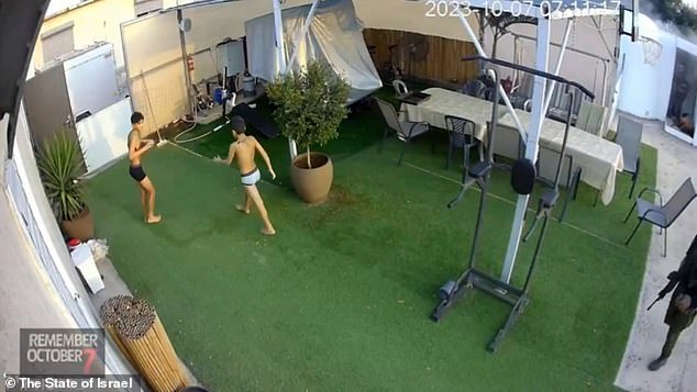 O vídeo mostra Gil Taasa pegando desesperadamente um de seus filhos e correndo com outro de cueca para o que parece ser um abrigo em seu jardim