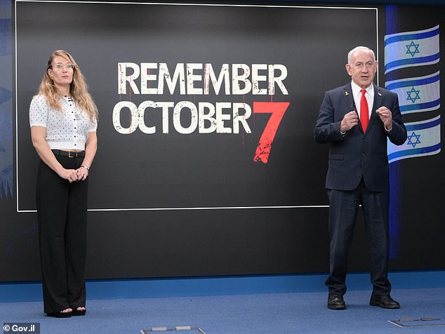O vídeo angustiante foi divulgado pelo primeiro -ministro israelense Benjamin Netanyahu (à direita) e Sabine Taasa (à esquerda) no mesmo dia em que a IDF lançou a ofensiva da cidade de Gaza