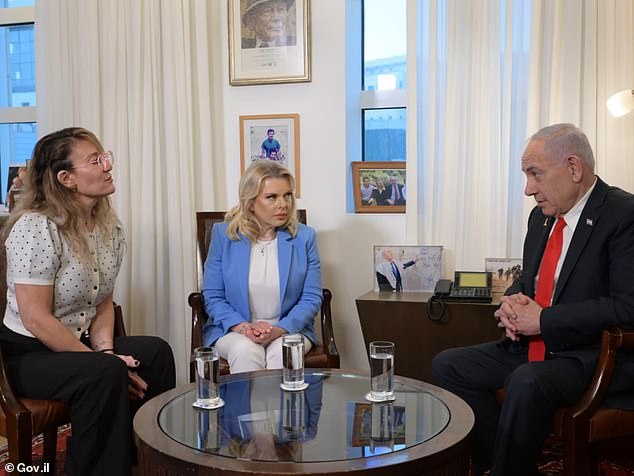 Sabine Taasa compartilhou as imagens da câmera de segurança de sua casa de família em Netiv Ha'asara, sul de Israel, como parte de um esforço conjunto de diplomacia pública