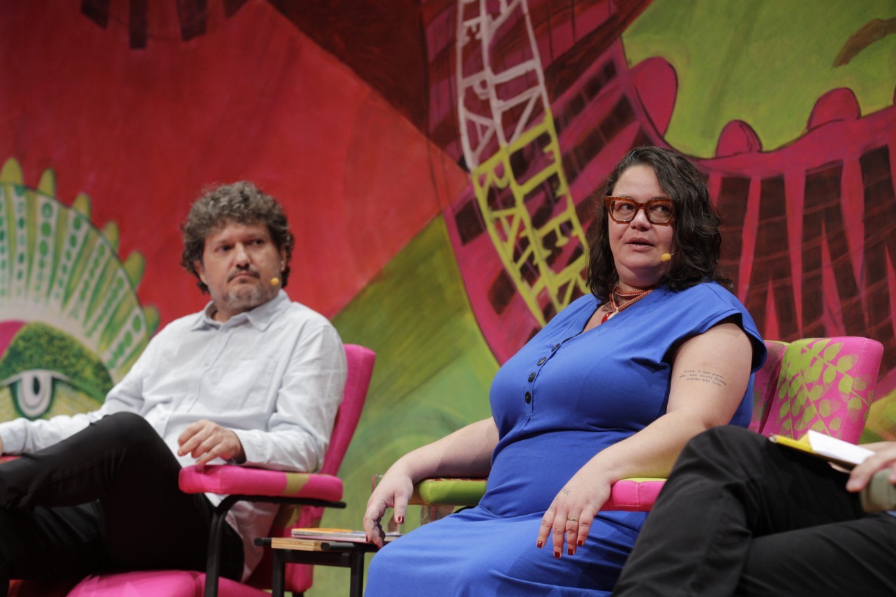 Flip 2025: os poetas Fabrício Corsaletti e Lilian Sais na Mesa 2, "Caprichos e relaxos" — Foto: Alexandre Cassiano
