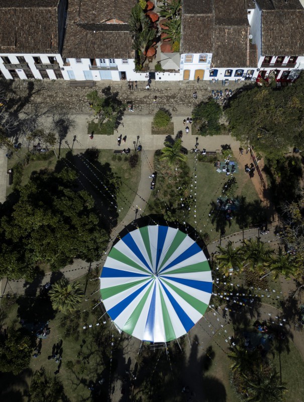 Vista aérea do centro histórico de Paraty, no segundo dia da Flip 2025 — Foto: Márcia Foletto