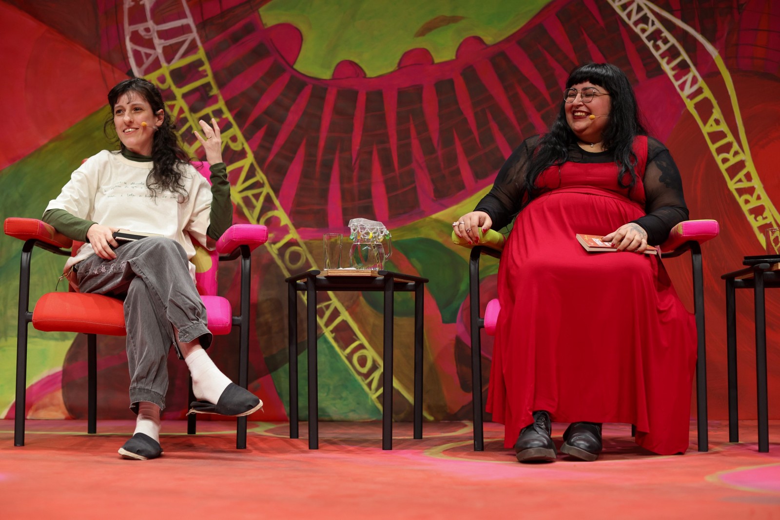 Flip 2025: as autoras Mar Becker e Monique Malcher (direita) na mesa 5, 'Todas as formas' — Foto: Márcia Foletto
