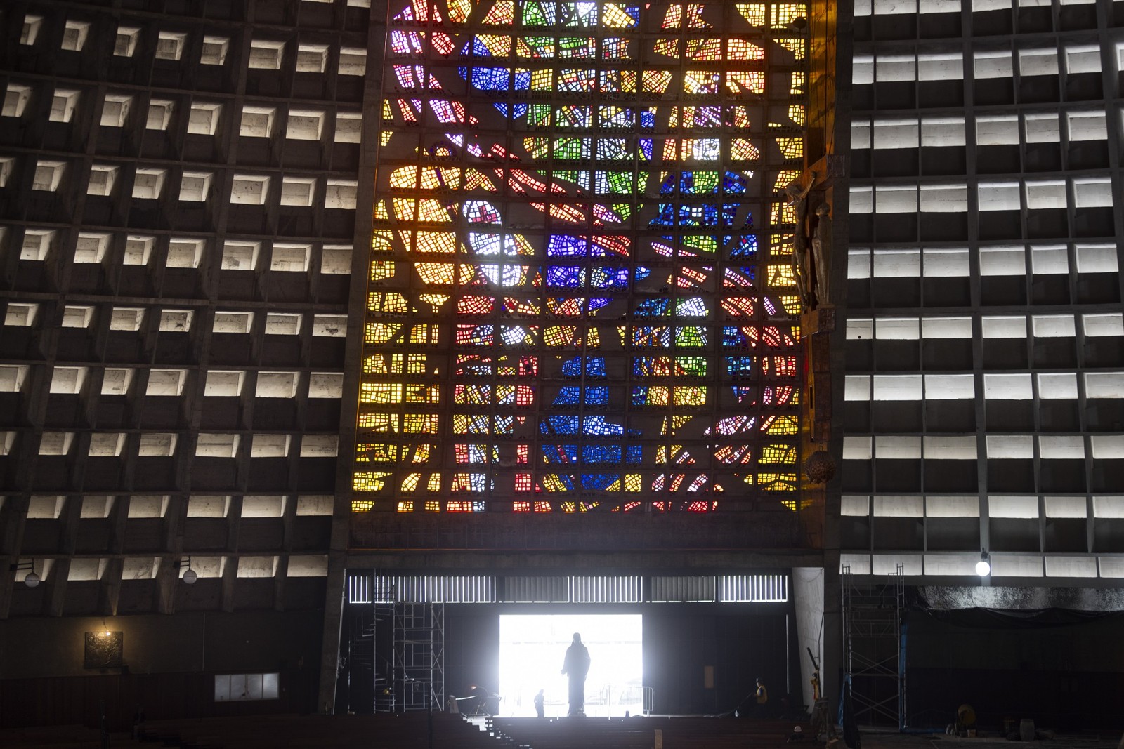 Estrelas do pedaço. Vitrais estão passando por amplo processo de recuperação na Catedral Metropolitana — Foto: Márcia Foletto