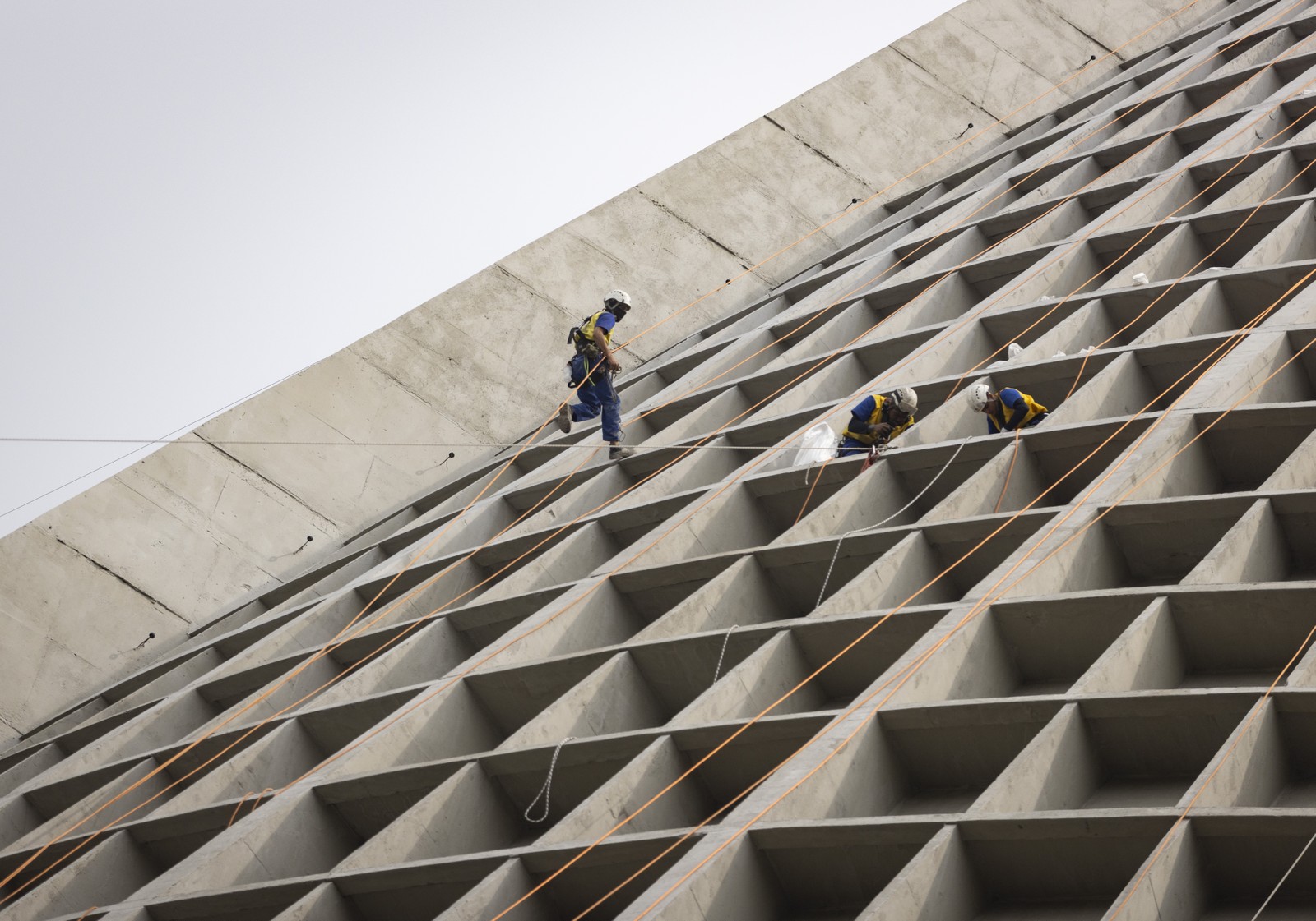 Rapel na obra da Catedral Metropolitana — Foto: Márcia Foletto