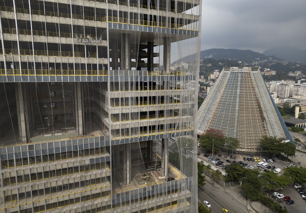Sede da Petrobras e Catedral Metropolitana: reformas completas a R$1,3 bilhão e R$ 70 milhões respectivamente — Foto: Márcia Foletto
