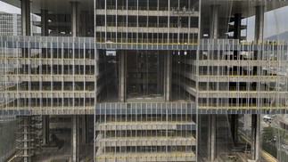 Sem brise. Colunas e andares vazios à mostra no edifício sede da Petrobras — Foto: Márcia Foletto