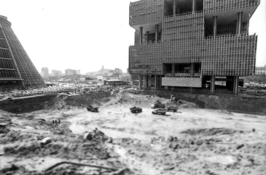 Catedral Metropolitana e edifício sede da Petrobras ainda em obras — Foto: Luiz Pinto/ 12.01.1973