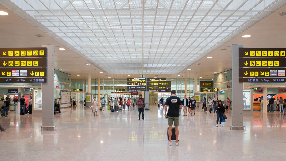 Pais deixam filho de 10 anos no aeroporto para não perderem as férias