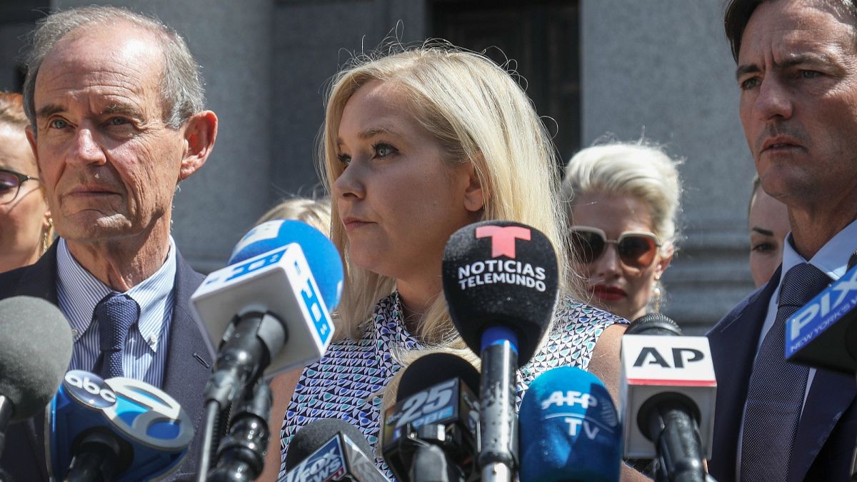 Livro de memórias de acusadora de Epstein e Príncipe André publicado em outubro