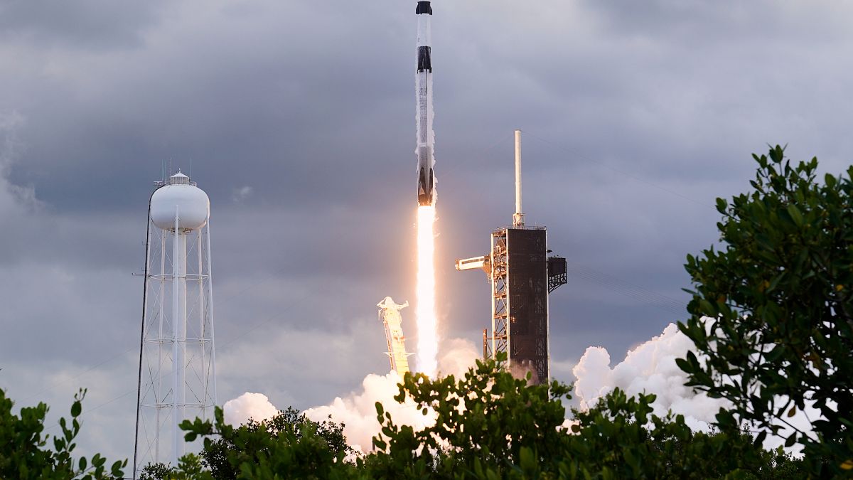 SpaceX leva quatro astronautas para a Estação Espacial Internacional apenas 15 horas após o lançamento