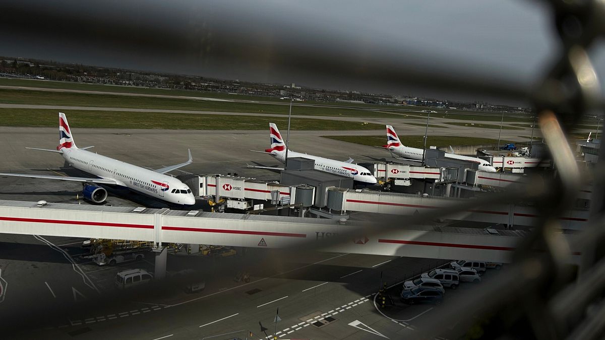 Falha no controlo do tráfego aéreo no Reino Unido: companhias aéreas exigem respostas após o cancelamento de mais de 150 voos