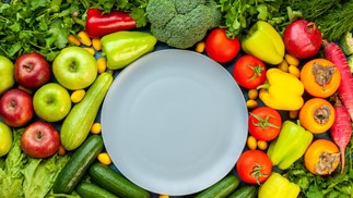Especialistas recomendam incluir vegetais como tomate e brócolis na dieta para reduzir o risco de câncer — Foto: Foto: Freepik