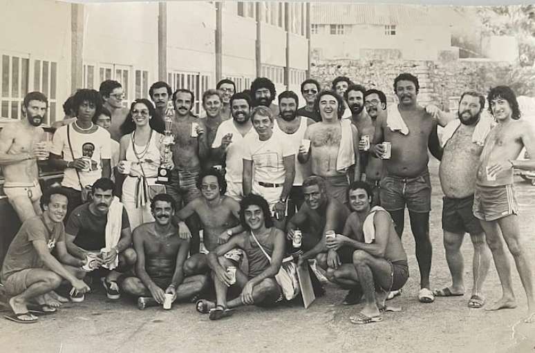 Foto de um encontro com artistas e executivos da indústria fonográfica no início dos anos 80 compartilhada por Djavan