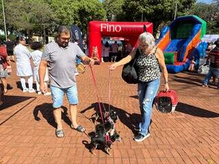 Famílias aproveitam manhã de sábado para vacinar pets na Praça Ary Coelho