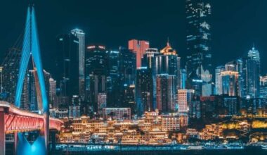 Cidade futurista da China tem neon e até trem dentro de prédios