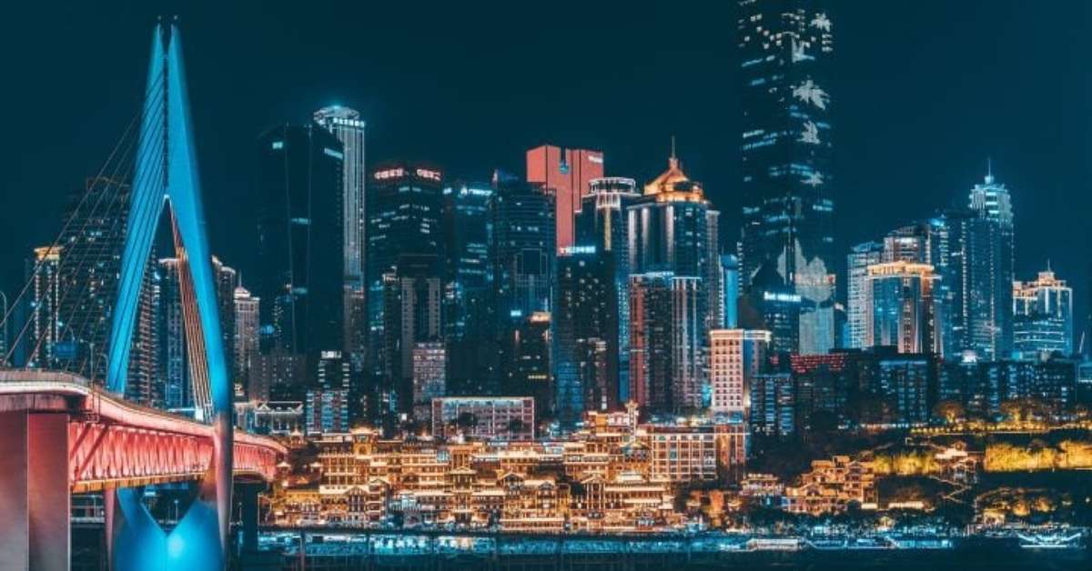 Cidade futurista da China tem neon e até trem dentro de prédios