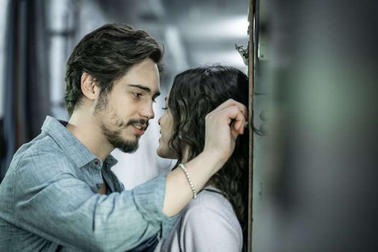 Bruna Marquezine e Danilo Mesquita interpretam Bia e Marcelo em série da Disney+