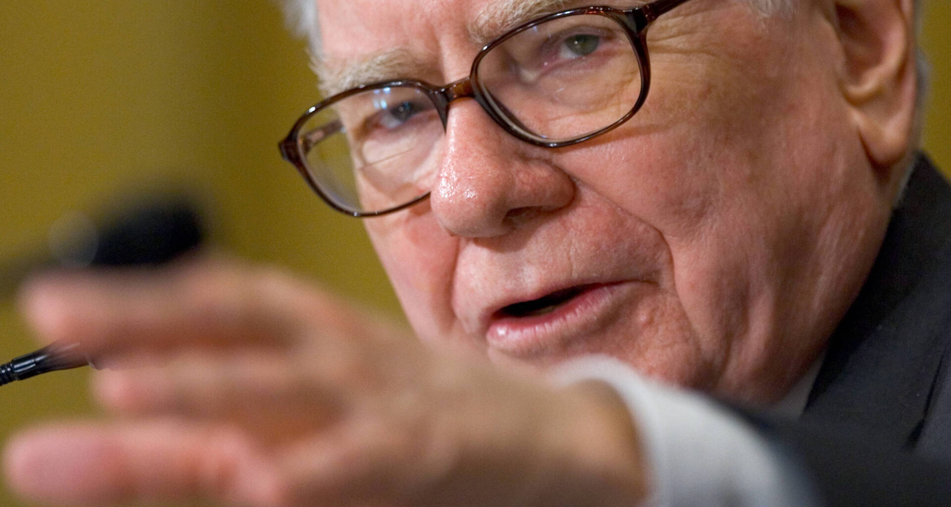 Warren Buffett: Livro destrincha segredos de investimentos - 22/08/2025 - Mercado