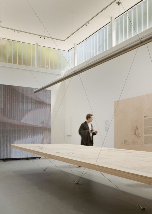 (RE)INVENÇÃO: Pavilhão do Brasil na Bienal de Arquitetura de Veneza / Plano Coletivo - Fotografia de Interiores, Cozinha, Madeira