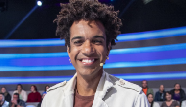 D’Black aproveita gravação do Acerte ou Caia! para tietar Tom Cavalcante: ‘Ícone’ – Record