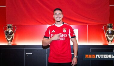 Um título... sem jogar: Ivanovic posa com a Supertaça ganha pelo Benfica