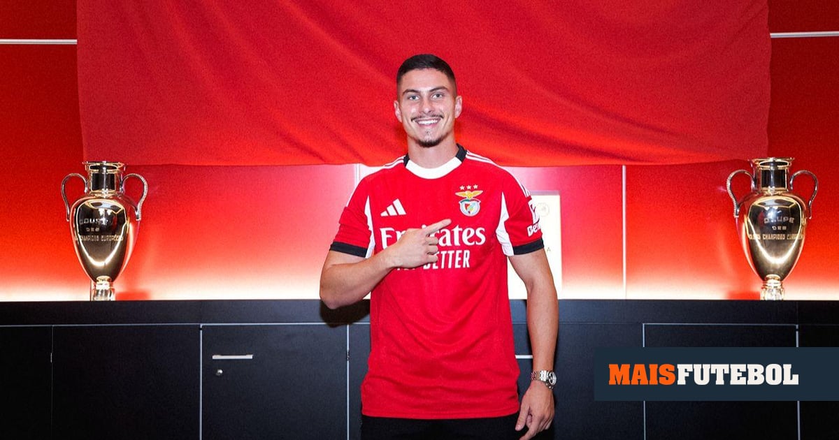 Um título... sem jogar: Ivanovic posa com a Supertaça ganha pelo Benfica