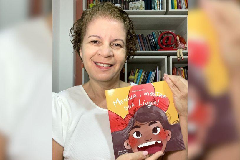 Professora da rede municipal lança livro infantil sobre a língua portuguesa