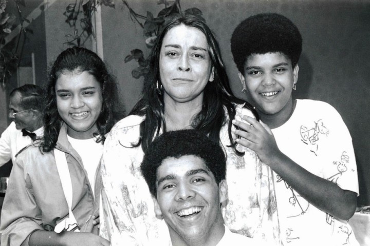 Em foto publicada no livro "Preta Gil: Os primeiros 50", ela aparece com a mãe, Sandra Gadelha, a irmã, Maria, e o irmão, Pedro, que morreu em 1990 — Foto: Arquivo pessoal