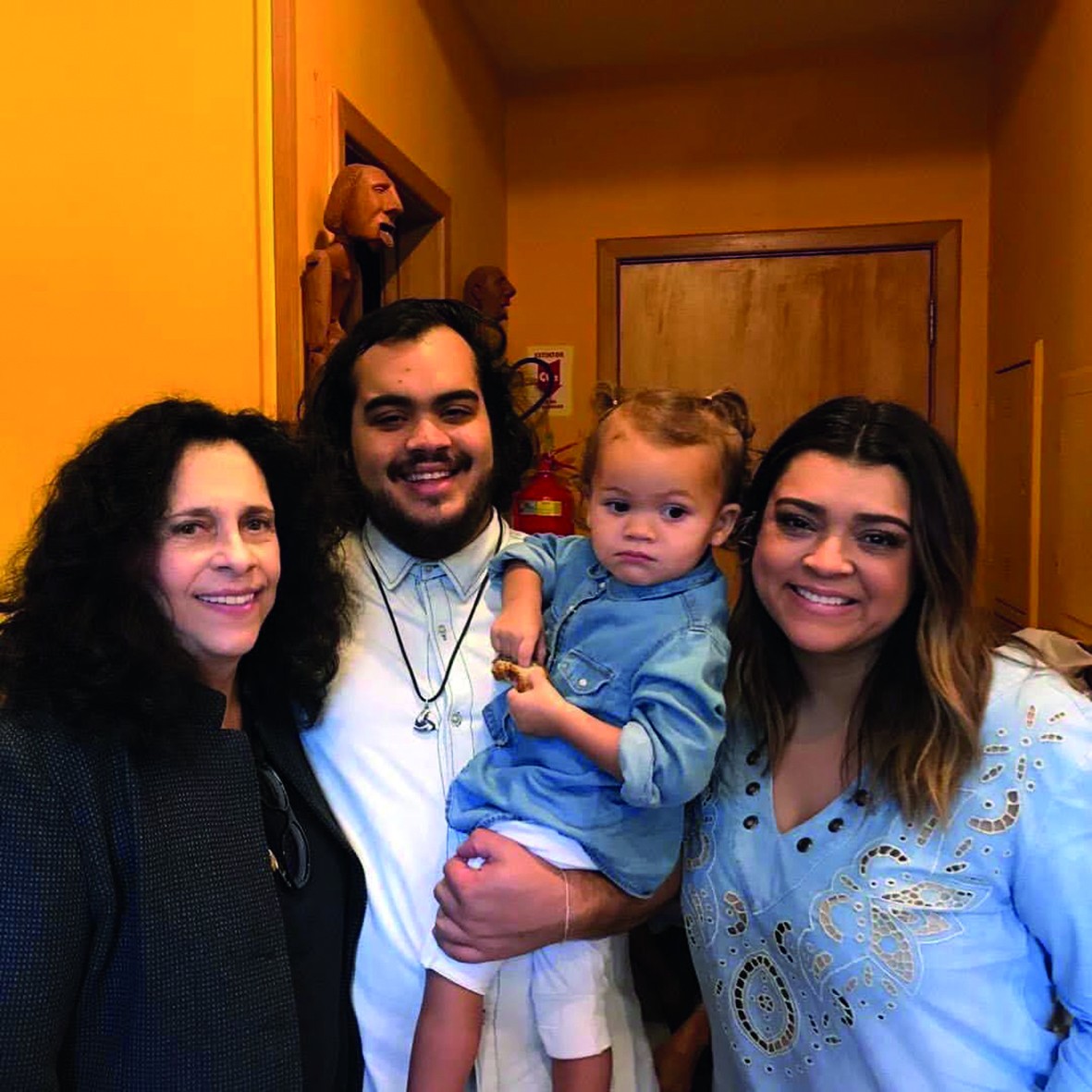 Preta Gil e madrinha, Gal Costa, posam com Francisco e sua filha, Sol — Foto: Arquivo pessoal