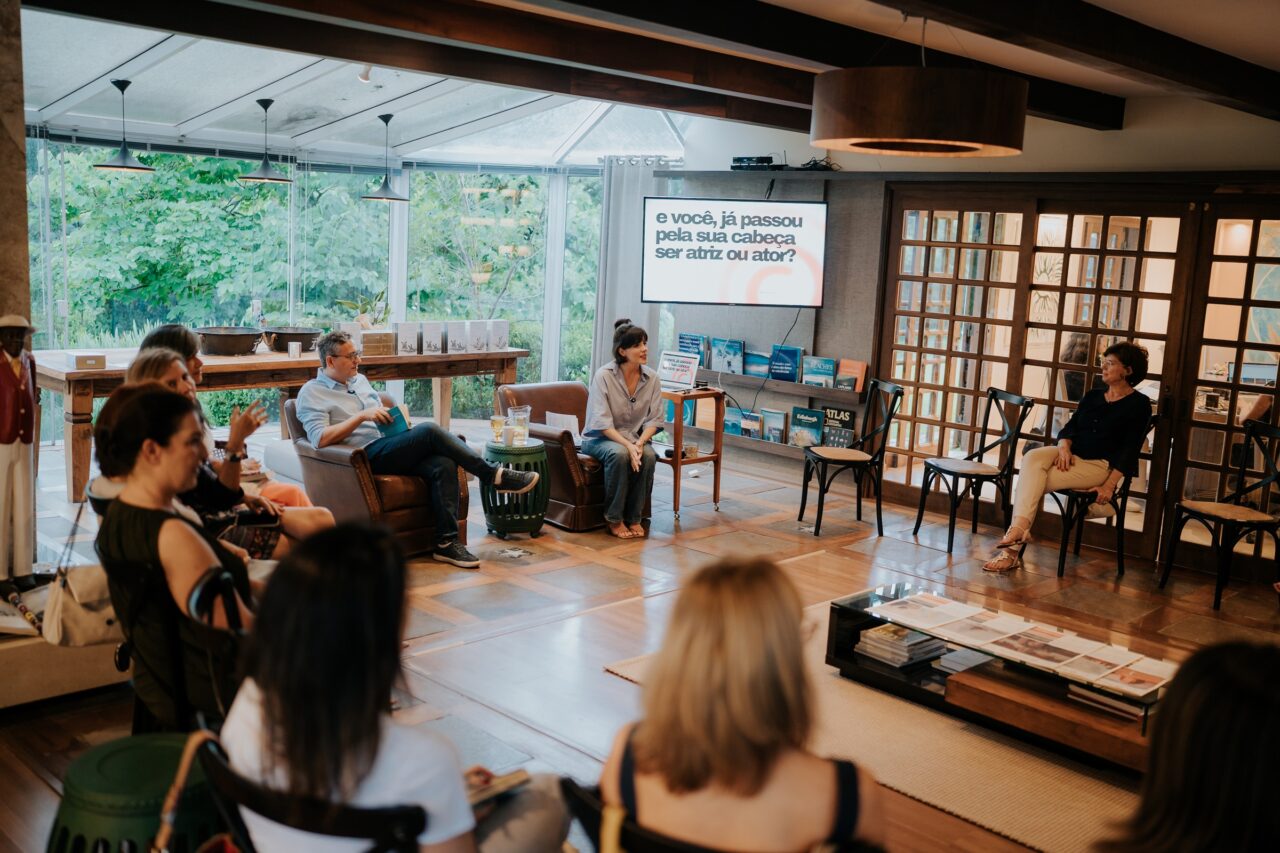 Clube de leitura transforma livros em viagens e cria comunidade de leitores em Curitiba