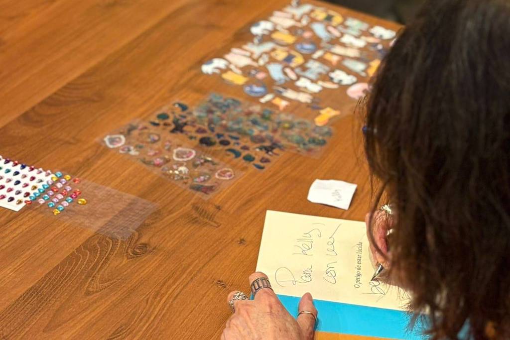 Rosa Montero faz maratona de autógrafos de mais de 4h - 03/08/2025 - Ilustrada