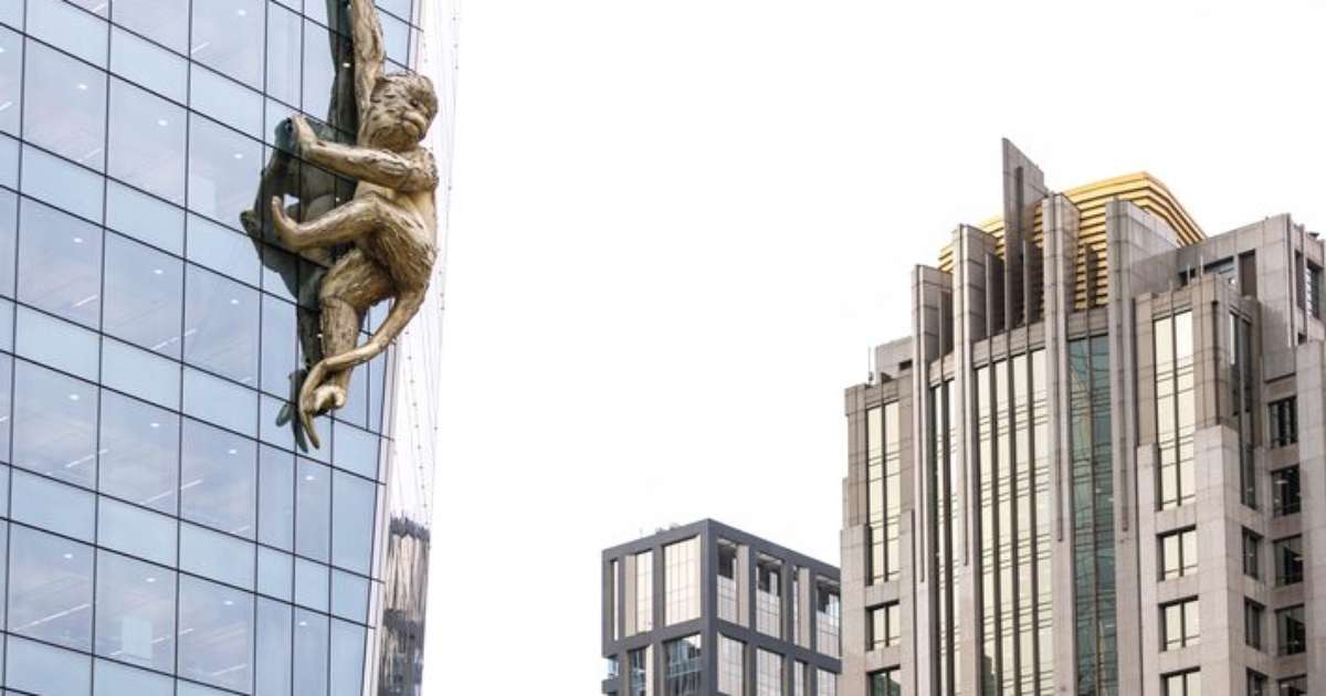 Por que escultura gigante de macaco foi colocada em prédio da Faria Lima; veja vídeo